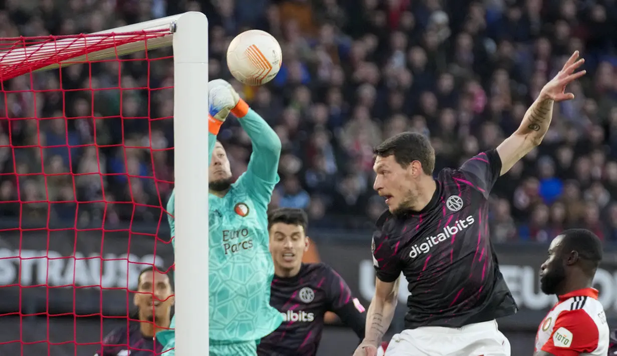 <p>AS Roma hampir menyamakan skor pada menit ke-62. Sundulan Roger Ibanez mengarah ke gawang dari sepak pojok, tapi bola disapu Idrissi tepat di garis gawang. (AP Photo/Peter Dejong)</p>