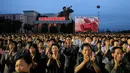 Warga sipil dan personel militer berpartisipasi dalam perayaan kesuksesan peluncuran bom hidregon antarbenua di Kim Il Sung Square, Pyongyang, Rabu (6/9). Tes bom hidrogen pada Minggu lalu merupakan uji coba senjata nuklir keenam Korut. (AP/Jon Chol Jin)