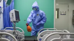 Staf medis mendisinfeksi bangsal di RS Xiaotangshan, Beijing (28/4/2020). RS ini sejak 16 Maret digunakan untuk melakukan pemeriksaan dan perawatan kasus impor terkonfirmasi COVID-19 dengan kondisi ringan dan umum, kasus dugaan, dan mereka yang perlu menjalani pengujian. (Xinhua/Peng Ziyang)