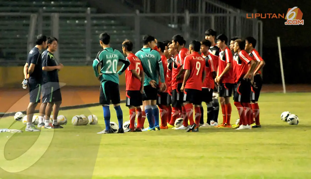 Sebelum memulai sesi latihan para pemain Timnas Laos U19 menyimak secara serius arahan dari pelatih (Liputan6.com/Helmi Fithriansyah)