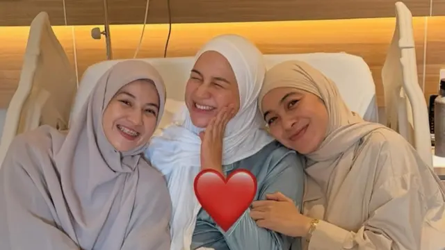 Natasha Rizky dan Dian Ayu menengok Nina Zatulini baru saja melahirkan anak ke-4. [@natasharizkynew]