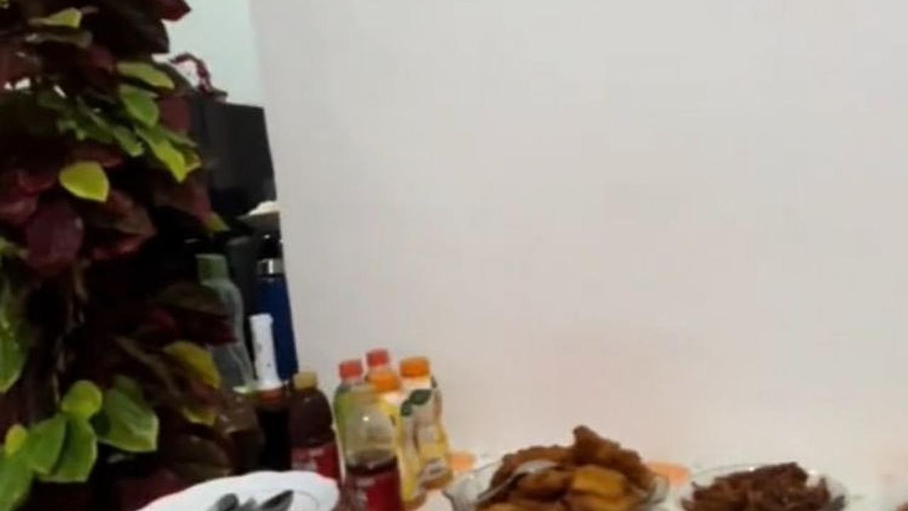 Namun siapa sangka, takjil dan makanan untuk berbuka puasa ini disiapkan langsung oleh seorang mama pendeta di Kupang, Nusa Tenggara Timur.