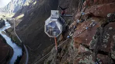 Seorang tamu melakukan yoga di atas kapsul tidur di Skylodge Adventure Suites di Lembah Suci di Cuzco, Peru, 14 Agustus 2015. Hotel yang tergantung dengan ketinggian 400 meter ini memiliki tarif sekitar Rp 4 juta per malam. (REUTERS/Pilar Olivares)