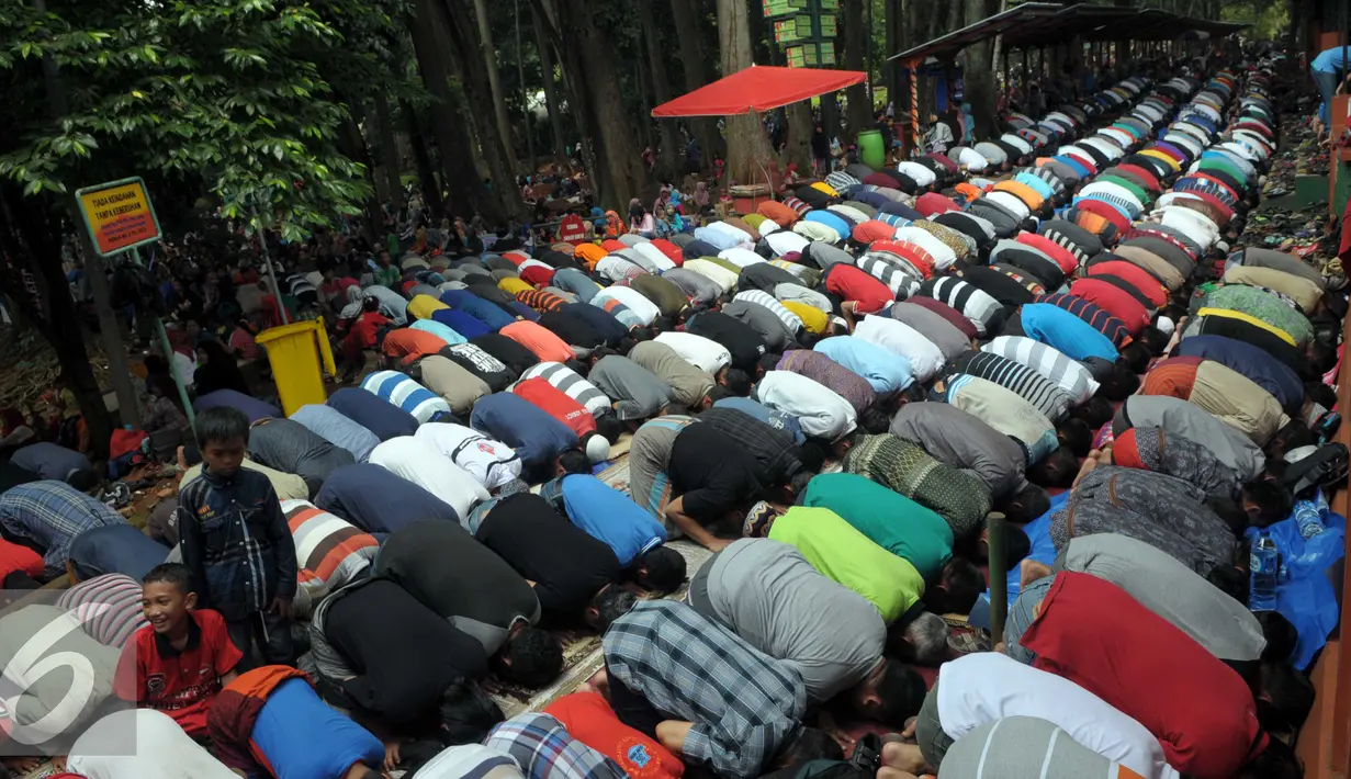Pengunjung melaksanakan ibadah Salat Jumat di Ragunan, Jakarta, Jumat (6/5). Banyaknya pengunjung yang datang ke Ragunan membuat jamaah Salat Jumat melakukan ibadah di luar masjid. (Liputan6.com/Helmi Afandi)