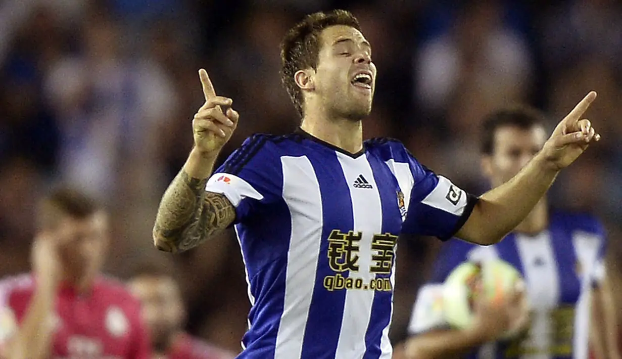 Pemain belakang Real Sociedad, Inigo Martinez, melakukan selebrasi usai mencetak gol ke gawang Real Madrid dalam lanjutan La Liga 2014-2015 di Stadion Anoeta, (1/9/2014). (REUTERS/Vincent West)