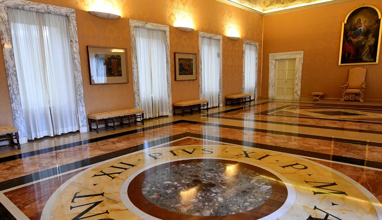 Suasana sebuah ruangan apartemen pribadi Paus Francis yang sekarang terbuka untuk wisatawan umum, Roma, Italia (21/10). Sejak tanggal 22 Oktober apartemen di kediaman Castel Gandolfo dibuka untuk umum. (AFP/Alberto Pizzoli)
