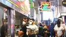 Orang-orang berkumpul di dalam Grand Central Market di Los Angeles, California (3/3/2022). Los Angeles County diperkirakan akan mencabut mandat masker dalam ruangan besok, sementara negara bagian California mengizinkan mandat masker dalam ruangan berakhir 15 Februari. (Mario Tama/Getty Images/AFP)