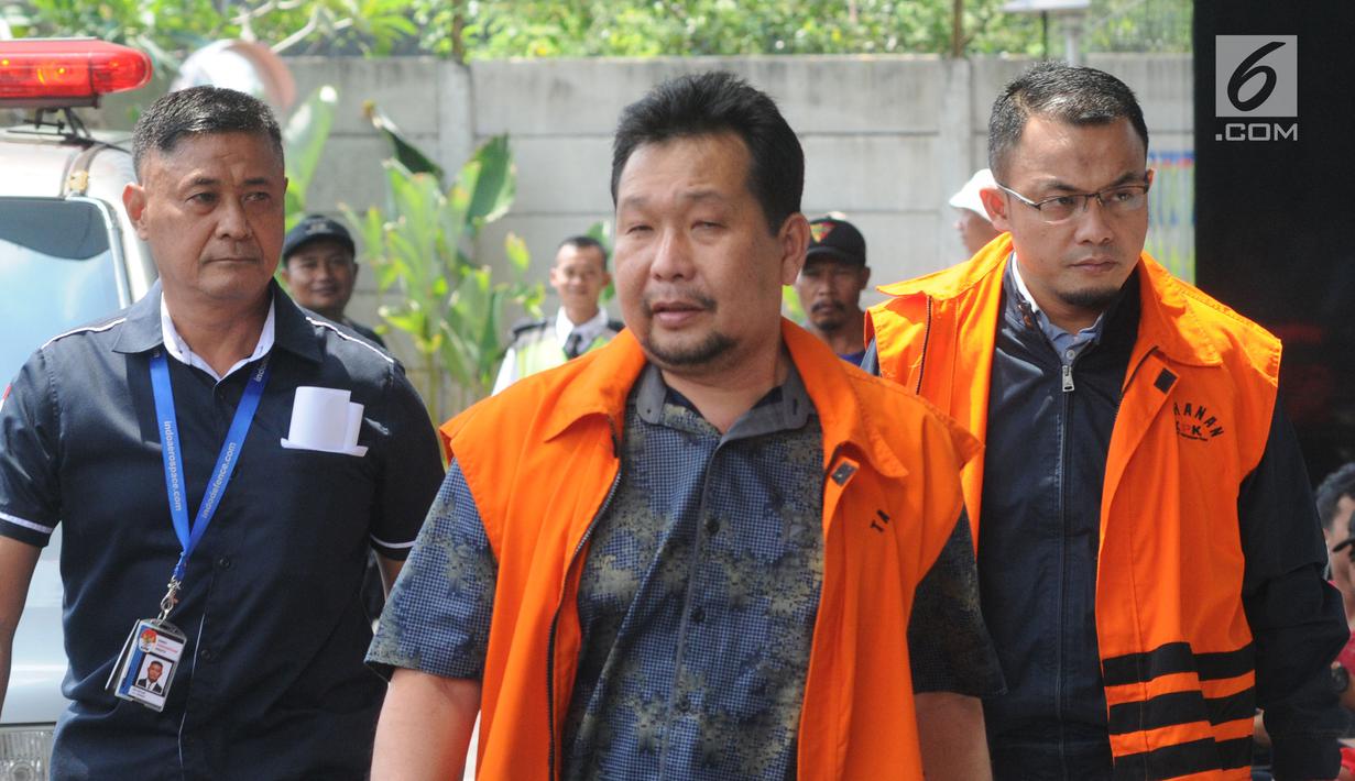 Pemilik PT Binivian Konstruksi Abadi, Effendy Syahputra (tengah) dan Anggota DPRD Lampung Nonaktif Agus Bhakti Nugroho (kanan) saat akan menjalani pemeriksaan lanjutan di Gedung KPK, Jakarta, Kamis (6/9). (Merdeka.com/Dwi Narwoko)