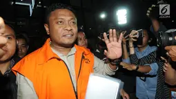 Bupati Buton Selatan Agus Feisal Hidayat mengenakan rompi oranye usai pemeriksaan di Gedung KPK, Jakarta, Jumat (25/5). Agus Feisal diduga menerima uang Rp409 Juta dari sejumlah kontraktor terkait proyek Pemkab Buton Selatan. (Merdeka.com/Dwi Narwoko)