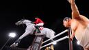 Atlet Swiss Martin Fuchs mengendarai Clooney 51 berkompetisi melewati patung pegulat sumo kecil dalam kualifikasi individu lompat berkuda selama Olimpiade Tokyo 2020 di Equestrian Park di Tokyo (3/8/2021). (AFP/Behrouz Mehri)