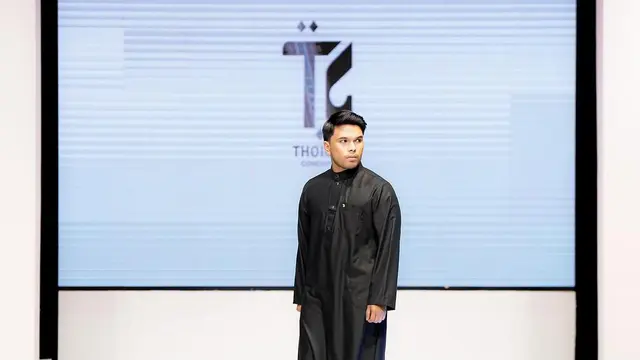 Potret Thariq Halilintar melenggang di catwalk mengenakan busana muslim (Sumber: Instagram/@thariqhalilintar)