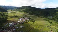 Foto Desa Ngata Toro yang dikelilingi gunung dan hutan Taman Nasional Lore Lindu, Sigi, yang diambil dari udara (drone). (Foto: Dony-TNLL).