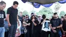 Di depan pusara sang ibu, Indra sebagai perwakilan pihak keluarga memberikan kata sambutannya. Ia mengucapakan terima kasih serta permohonan maaf atas nama sang ibunda selama hidupnya. (Deki Prayoga/Bintang.com)