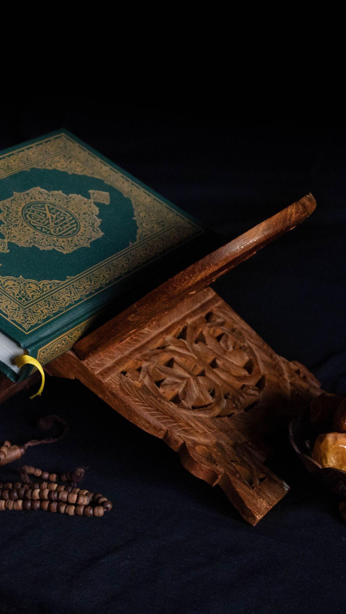 Islam menyediakan keringanan-keringanan dalam beribadah kepada umatnya. Salah satu bentuk keringanan dalam ibadah salat adalah jamak. Saat sedang dalam perjalanan atau sedang sakit, Anda bisa melaksanakan ibadah salat dengan menjamak.