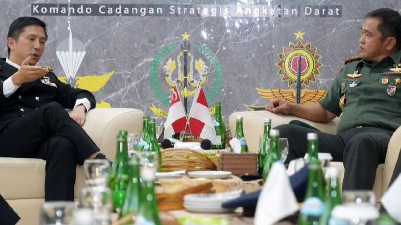 Pertemuan antar Letjen Maruli Simanjuntak dan Laksamana Madya (VADM) Aaron Beng (CHIEF OF DEFENCE FORCE) dilakukan di Markas Kostrad, Gambir, Jakarta Pusat. Kamis (21/9).