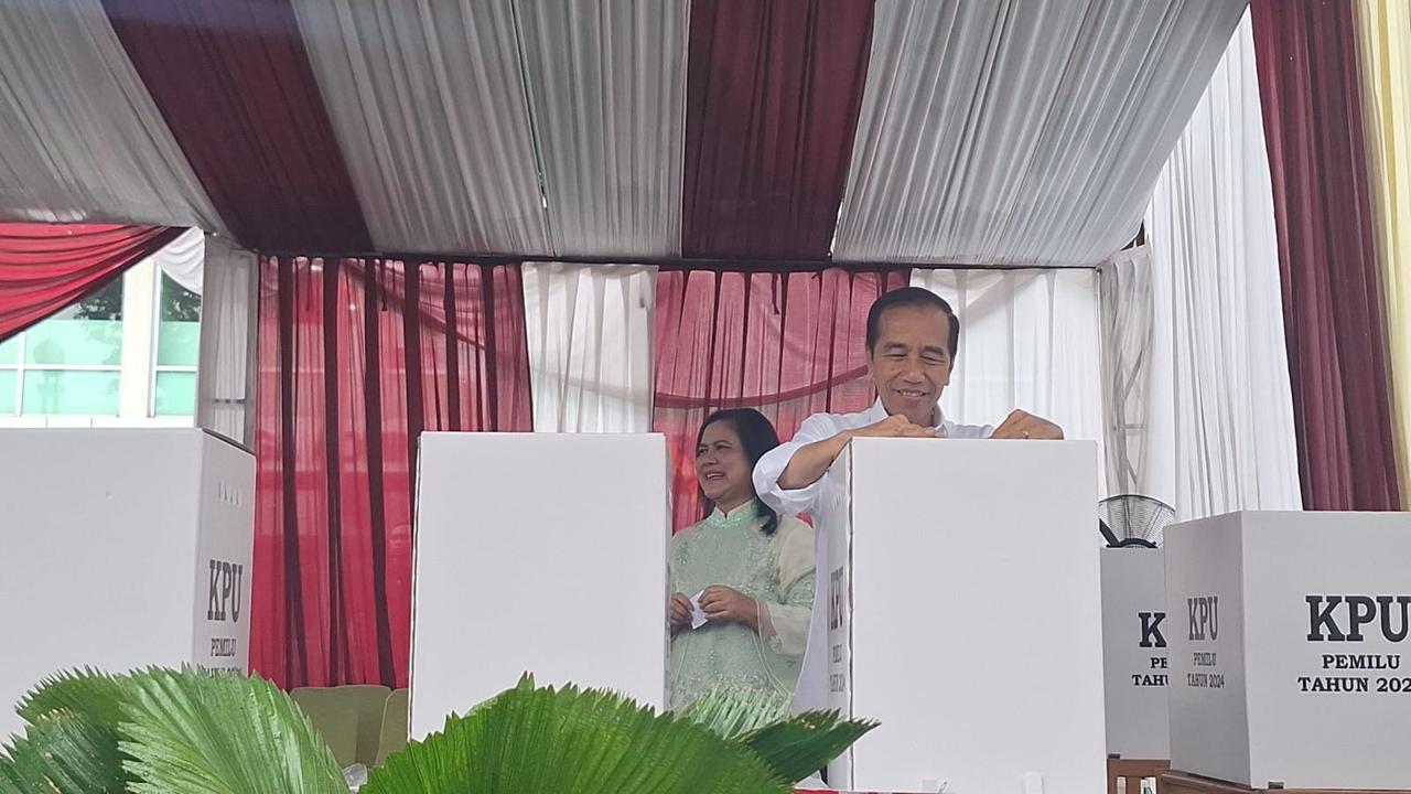 Presiden Joko Widodo atau Jokowi dan Ibu Negara Iriana menggunakan hak suaranya pada pemilihan umum atau Pemilu 2024.
