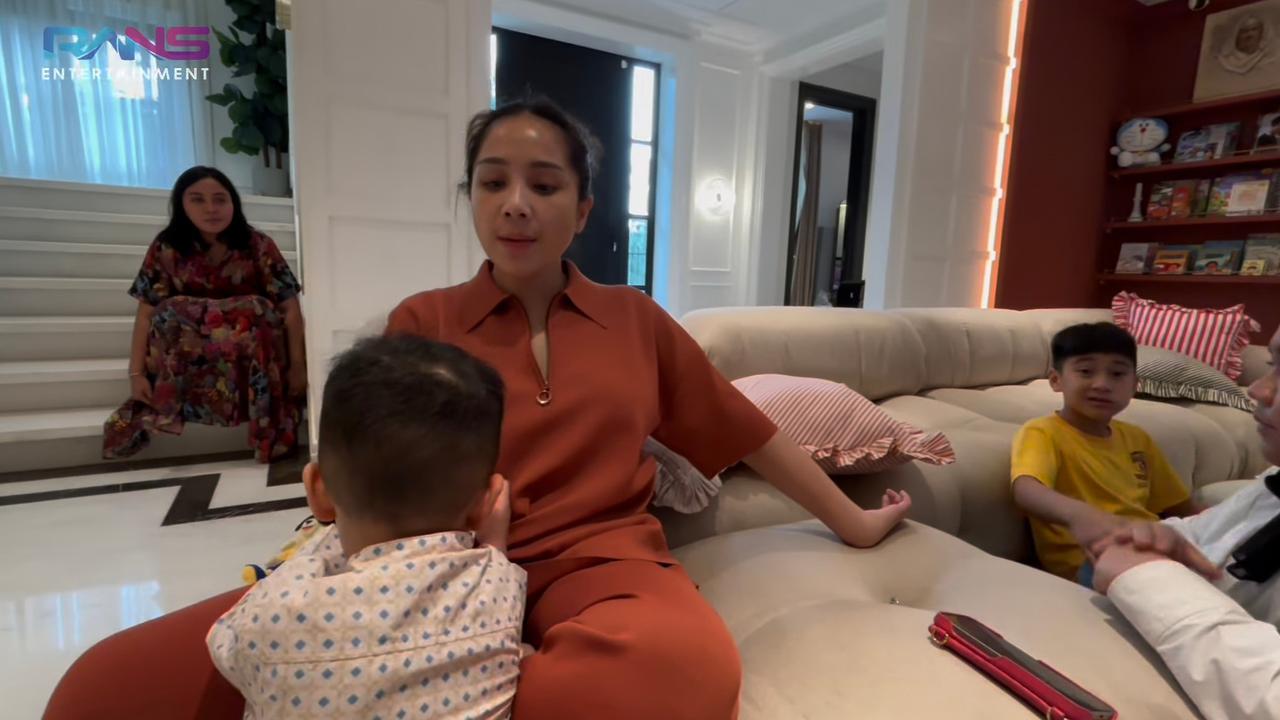 Lagi Ngambek ke Rayyanza, Nagita Slavina Salfok Lihat Rambut Baby Lily - Disebut Kayak Musuhnya Sonic