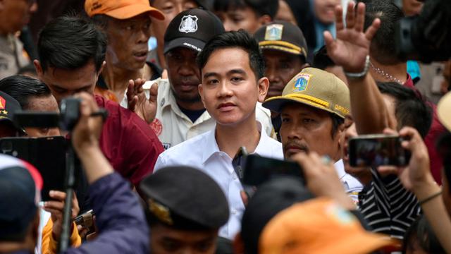 Gibran Rakabuming Raka Langsung Bagi-Bagi Susu