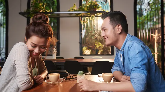 perempuan dan pasangan saling tatap mata