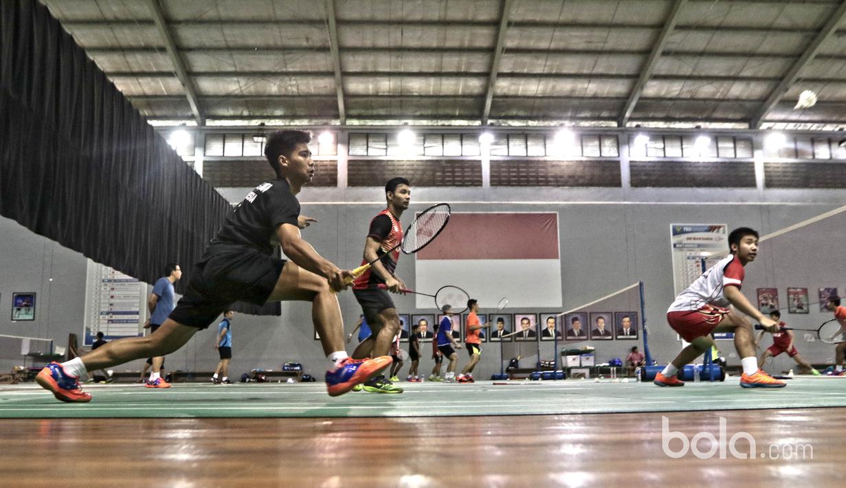Aksi para pemain muda bulutangkis Indonesia saat mempersiapkan diri untuk kejuaraan All England di Cipayung, Jakarta Timur, Kamis (2/3/2017). (Bola.com/Nicklas Hanoatubun)