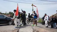 Aksi jalan kaki atlet paralimpik di Bandung