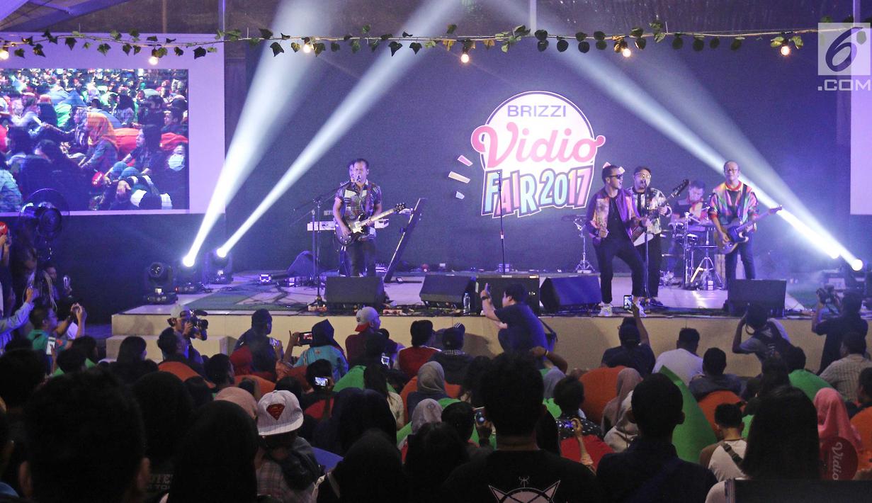 Penampilan Grup band Nidji dalam acara BRIZZI Vidio Fair 2017 di The Space Senayan City, Jakarta Pusat, Sabtu (9/12). Aksi panggung Nidji tersebut menjadi rangkaian akhir tahun terakhir Giring Nidji. (Liputan6.com/Herman Zakharia)