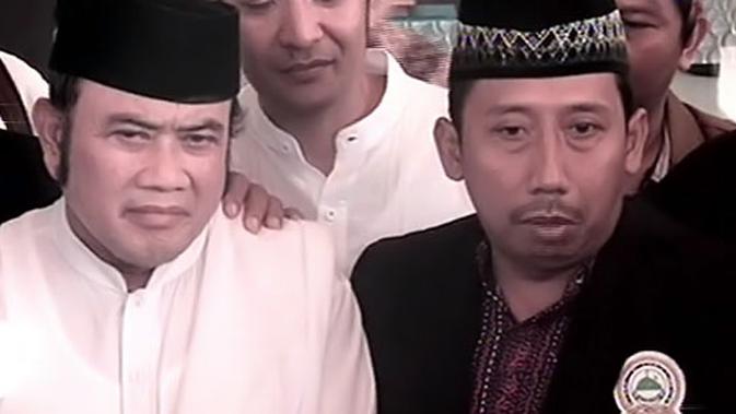  Rhoma  Irama  Nyekar ke Makam Gus Dur Video Liputan6 com