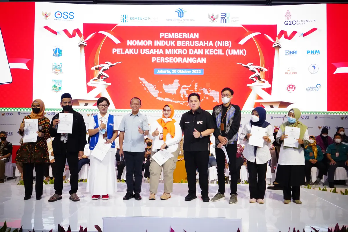 Menteri Investasi/Kepala BKPM Bahlil Lahadalia saat memberikan NIB kepada 550 pelaku UMK