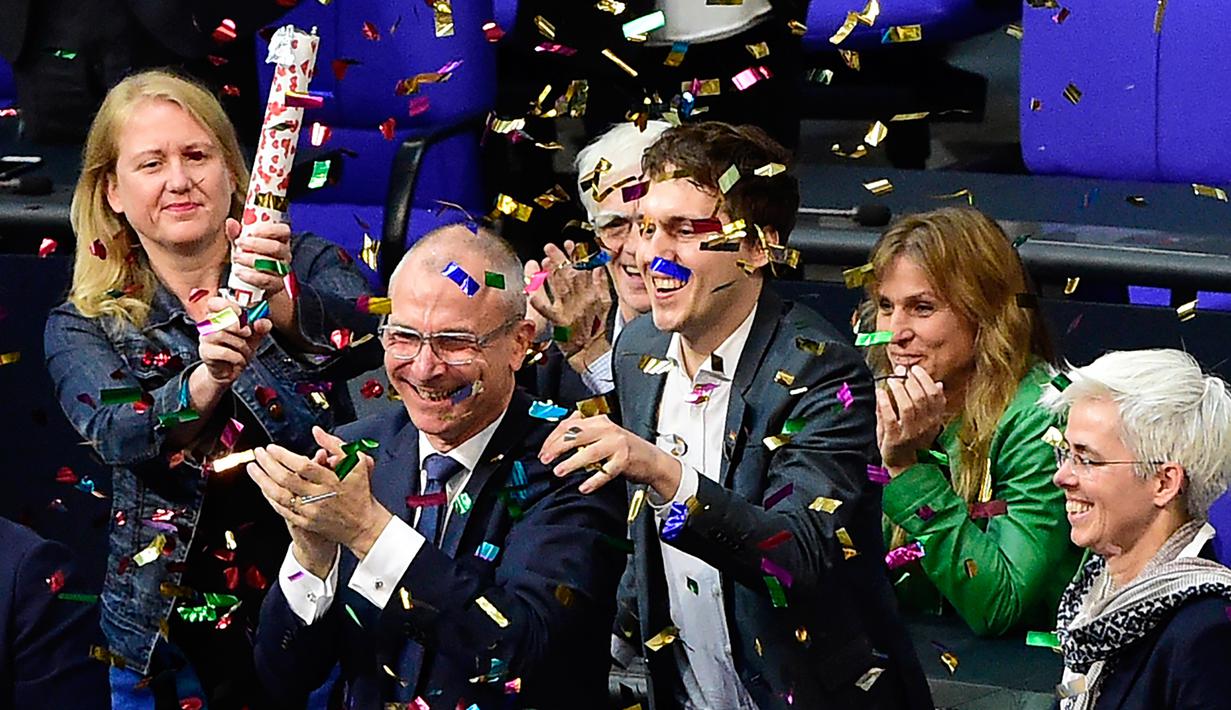 Sejumlah tokoh pendukung LGBT saaat merayakan keputusan yang melegalkan undang-undang pernikahan sesama jenis di Berlin (30/6). Keputusan politik ini memberikan hak perkawinan penuh kepada kaum gay dan lesbian. (AFP Photo/Tobias Schwarz)