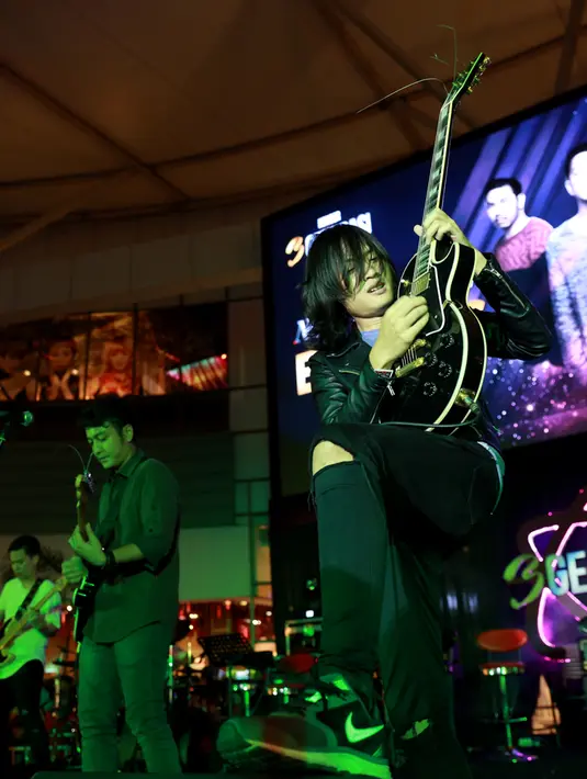 Permainan gitar dan vokal Dimas Anggara menjadi santapan lezat yang paling ditunggu oleh para penggemar yang memadati Unity Stage Downtown. (Adrian Putra/Bintang.com)