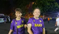 Pasangan suami-istri asal Inggris, Ross Claerk (kanan) dan Sally, yang datang ke Indonesia untuk memberikan dukungan kepada Oxford United di Piala Presiden 2025. (Boa.com/Muhammad Adi Yaksa)