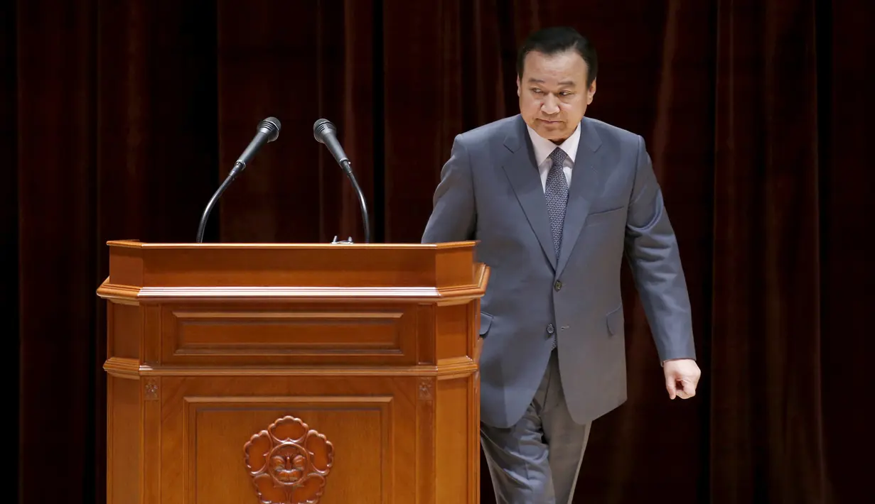 PM Korsel, Lee Wan Koo usai berpidato saat upacara perpisahannya di kompleks Pemerintah, Seoul, Senin (27/4/2015). Lee mengundurkan diri setelah dituduh menerima dana tidak sah dari seorang pengusaha yang kemudian bunuh diri.  (REUTERS/Kim Hong-Ji)