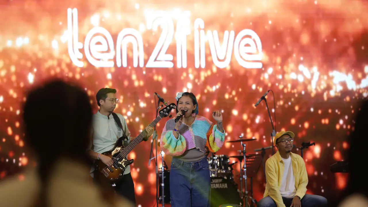 Fimela Day 2024 kembali menjadi sorotan dengan kehadiran salah satu band legendaris Indonesia, Ten2Five, berlangsung pada Jumat (29/11/2024) di Indonesia Convention Exhibition (ICE) BSD, Tangerang (Dok/Fimela.com)