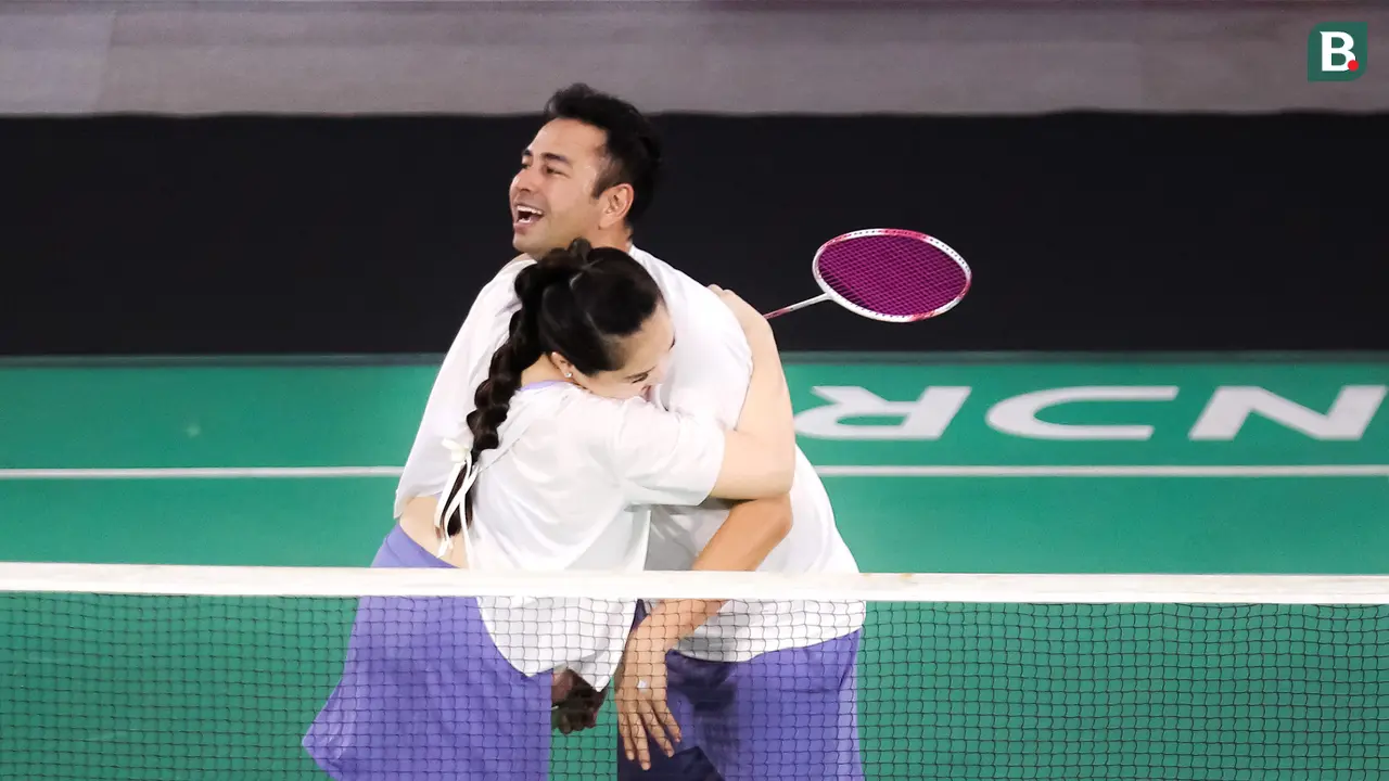 Foto: Aksi Jatuh Bangun Pasangan Raffi Ahmad dan Nagita Slavina saat Laga Bulu Tangkis di Turnamen Olahraga Selebriti Indonesia