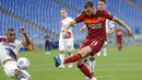 Pemain AS Roma, Borja Mayora, mencetak gol ke gawang Crotone pada laga Liga Italia di Stadion Olimpico, Senin (10/5/2021). AS roma menang dengan skor 5-0. (AP/Gregorio Borgia)