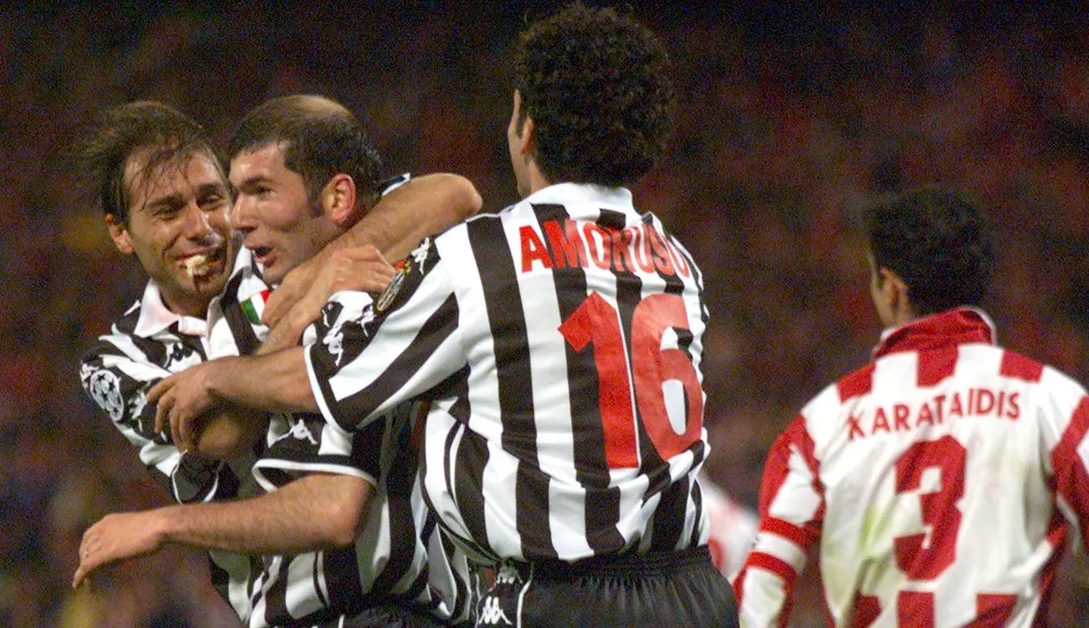 Gelandang Juventus, Zinedine Zidane, merayakan gol yang dicetak Antonio Conte ke gawang Olympiakos pada laga Liga Champions di Athens, Rabu (17/3/1999). (EPA/Simela Pantzartzi)