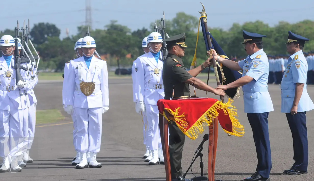 Panglima TNI Jenderal Gatot Nurmantyo (kanan) menyerahkan pataka TNI AU ke Marsekal TNI Hadi Tjahjanto di Lanud Halim Perdanakusuma, Jakarta, Jumat (20/1). Marsekal TNI Hadi Tjahjanto menggantikan Agus Supriatna‎ sebagai KSAU. (Liputan6.com/Helmi Afandi)