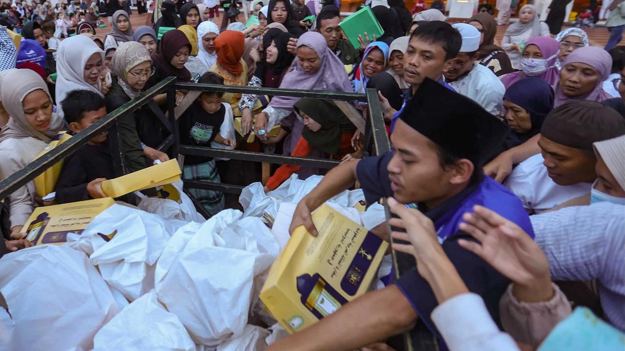 FOTO: Ribuan Jemaah Berbuka Puasa di Masjid Istiqlal pada Hari Pertama Ramadan
