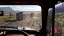 Mobil Toyota jeep melaju kencang membawa wisatawan menuju kawasan Gunung Bromo di Taman Nasional Bromo Tengger Semeru, Jawa Timur, Sabtu (4/11). Mobil ini melayani wisatawan keliling TN Bromo. (Liputan6.com/Fery Pradolo)