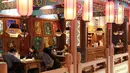 Para pelanggan menyantap makanan di sebuah restoran hot pot di Lanzhou, Provinsi Gansu, 18 Maret 2020. Sejumlah restoran di kota tersebut kembali menyediakan layanan makan di tempat (dine-in) dengan menerapkan langkah-langkah pencegahan ketat guna memerangi COVID-19. (Xinhua/Du Zheyu)