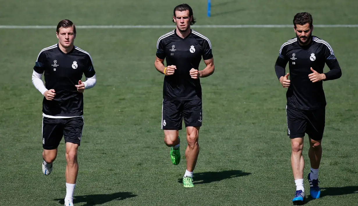 Toni Kroos, Gareth Bale, Nacho (kiri-kanan) saat melakukan sesi latihan di Stadion Santiago Bernabeu, Spanyol (12/5/2015). Real Madrid akan menantang Juventus di leg kedua semifinal Liga Champions. (Reuters/ Juan Medina)