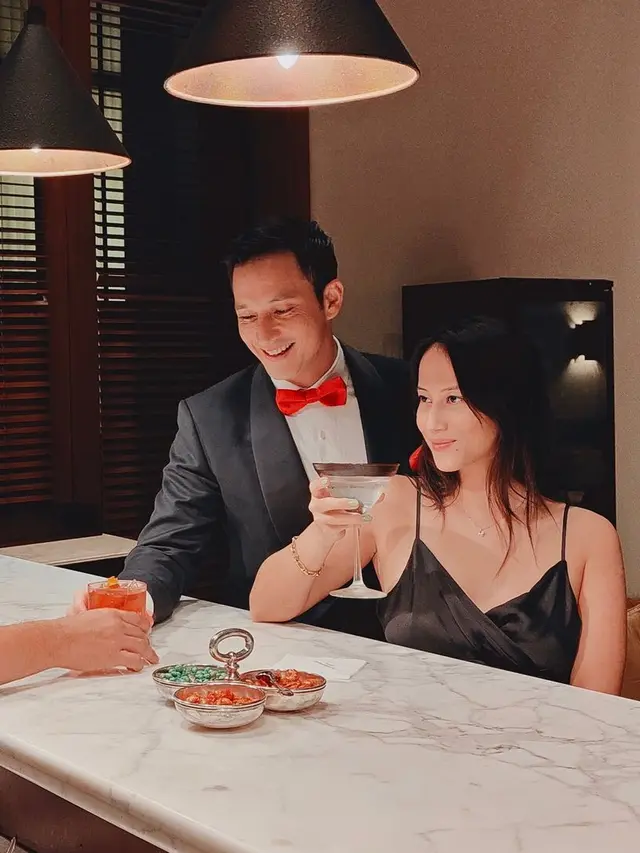 Rayakan Ulang Tahun, Ini 6 Momen Makan Malam Romantis Mike Lewis dan Janisaa Pradja
