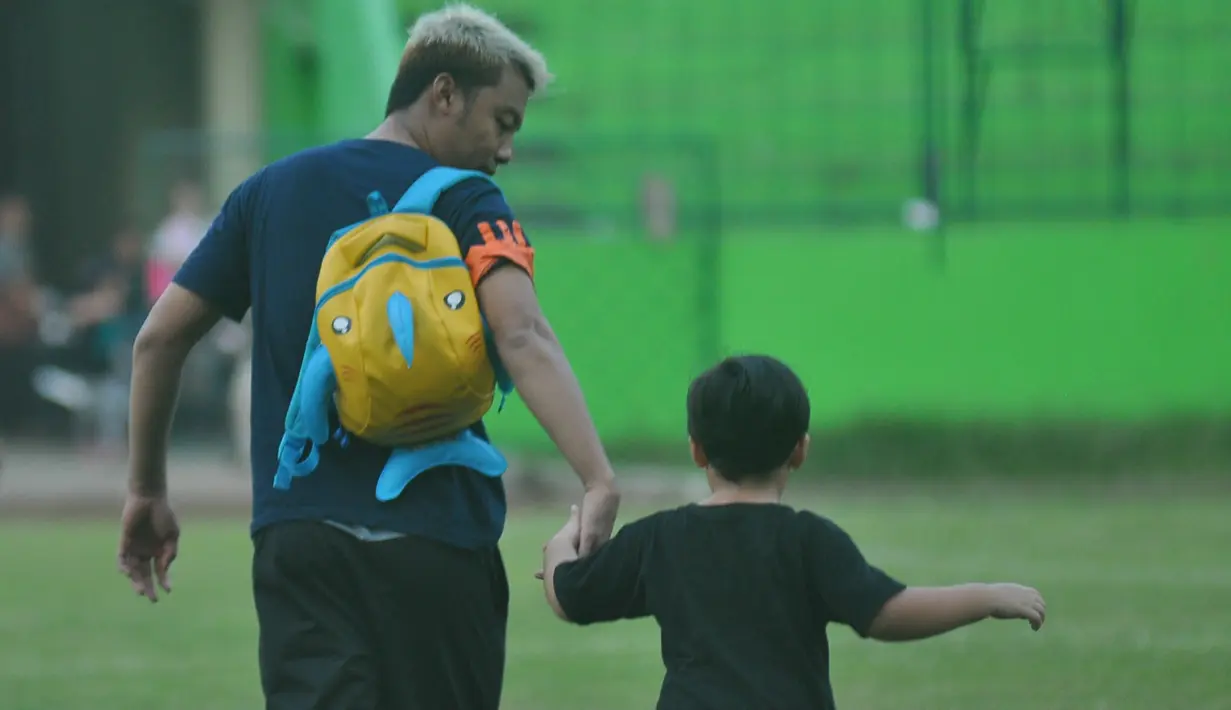 Suasana kekeluargaan tercipta pada sesi latihan sore itu, baik buah hati Hamka Hamzah maupun para pemain terhibur dengan kebersamaan yang tercipta. (Bola.com/Iwan Setiawan)