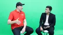 Wartawan Bola.com, Hery Kurniawan, saat wawancara eksklusif dengan kiper legendaris Manchester United, Peter Schmeichel, di SCTV Tower, Jakarta, Jumat (4/8/2023). (Bola.com/M Iqbal Ichsan)