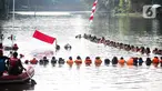 Petugas mengibarkan bendera saat Upacara Peringatan HUT ke-75 RI di Situ Tujuh Muara Pamulang, Tangsel, Senin (17/8/2020). Upacara yang diikuti ratusan aktivis lingkungan hidup dan juga organisasi kepemudaan itu bertujuan agar pemerintah terus menjaga keberadaan situ. (Liputan6.com/Faizal Fanani)