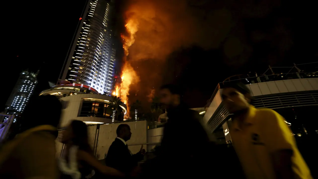 Pencakar Langit Dubai Terbakar Saat Perayaan Tahun Baru 2016