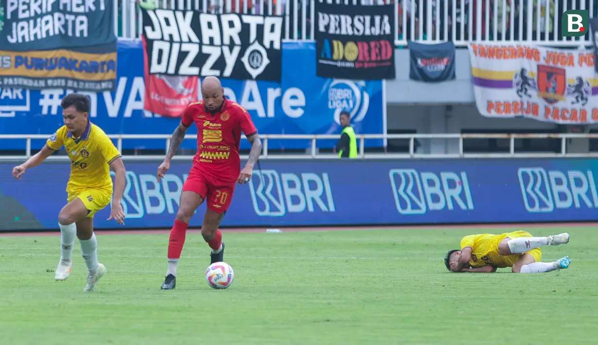 Pemain Persija Jakarta, Gustavo Almeida berusaha melewati pemain Persik Kediri pada laga BRI Liga 1 2024/2025 di Stadion Pakansari, Kabupaten Bogor,  Minggu (1/12/2024) sore WIB. (Bola.com/M Iqbal Ichsan)