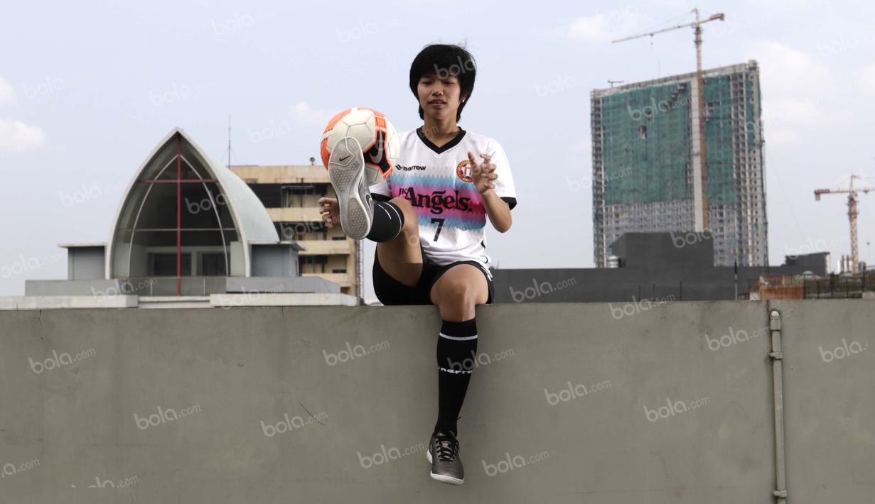 Pemain JK Angels, Anggi Puspita Sari, yang kini berusia 24 tahun telah menekuni futsal sejak masih duduk di bangku SMP. (Bola.com/Arief Bagus)