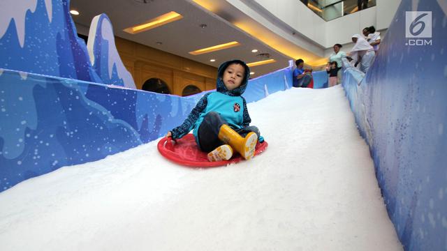 Sambut Natal dan Tahun Baru, Anak-Anak Asyik Bermain Salju di Mal