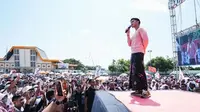 Gunakan Sarung Layaknya Santri, Kaesang Sapa Warga di Kota Wali